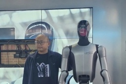 Mục sở thị robot Trung Quốc làm việc 24/7, tự thay pin, kể chuyện cho trẻ em