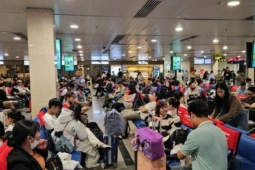 Mùng 4 Tết, giá vé máy bay trở lại TPHCM cao chót vót