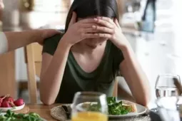 Vì sao ăn ít vẫn bị đầy hơi, chướng bụng dịp Tết