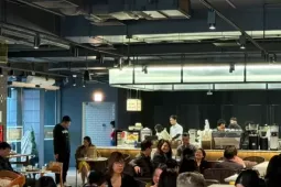 Hà Nội: Xếp hàng ăn phở, uống cà phê 'giải ngấy' ngày Tết