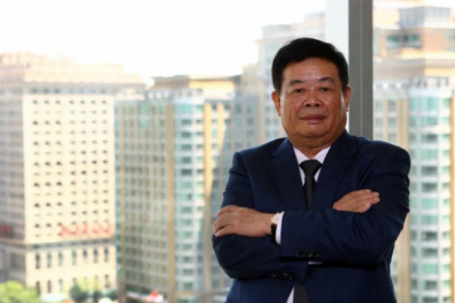 Vị tỷ phú 'bắt' con trai làm công nhân, quyên nửa tài sản làm từ thiện