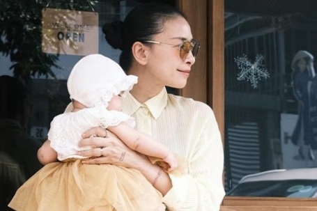 Thời trang 'mẹ bỉm sữa' được khen 'chất chơi' của Ngô Thanh Vân