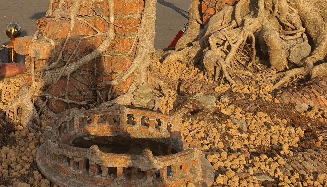 &nbsp;“Hình ảnh “cây đa, giếng nước, sân đình” với chiếc cổng làng từ xa xưa đã rất quen thuộc với người Việt. Tuy nhiên, ngày nay, những chiếc cổng làng không còn nhiều”, ông Hoà nói.&nbsp;(Ảnh: Hồng Cảnh).