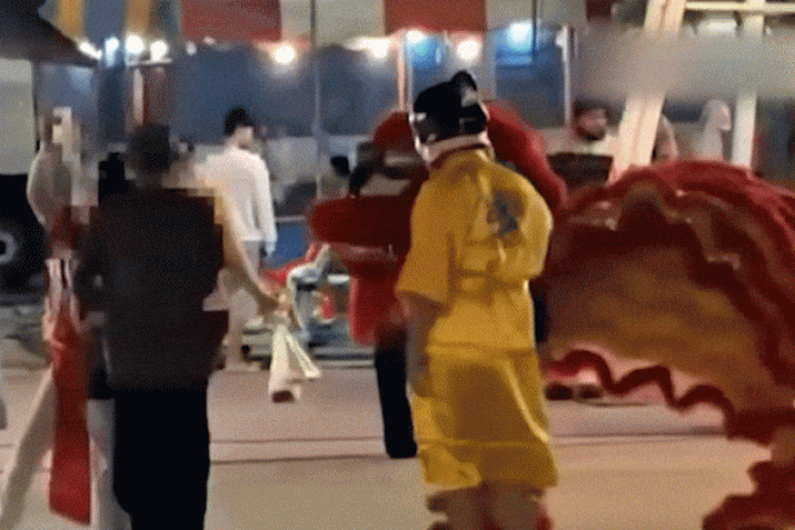 Cảnh sát giả múa lân, quật ngã nghi phạm trộm cắp giữa hội chợ Tết