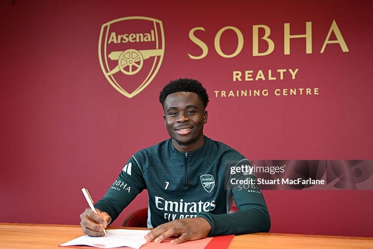 Saka nhận vinh dự lớn ở Arsenal