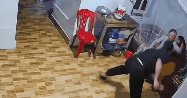 Xôn xao clip con trai đánh mẹ gãy tay tối mùng ...