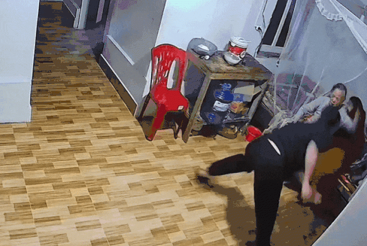 Xôn xao clip con trai đánh mẹ gãy tay tối mùng 3 Tết - 1