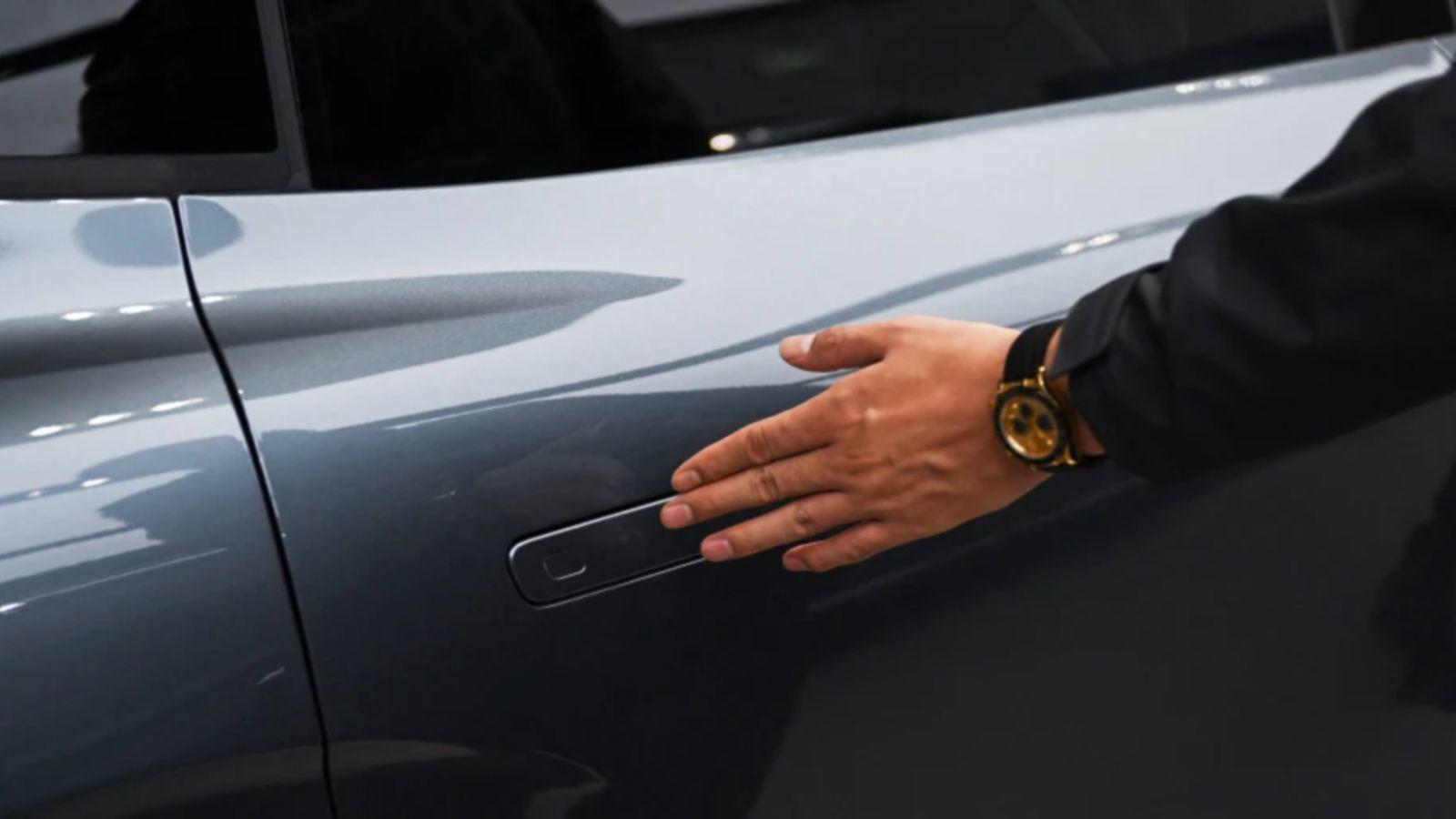 Quy định tay nắm cửa bên ngoài cửa xe phải có khoảng lõm tối thiểu 6 x 2 cm.