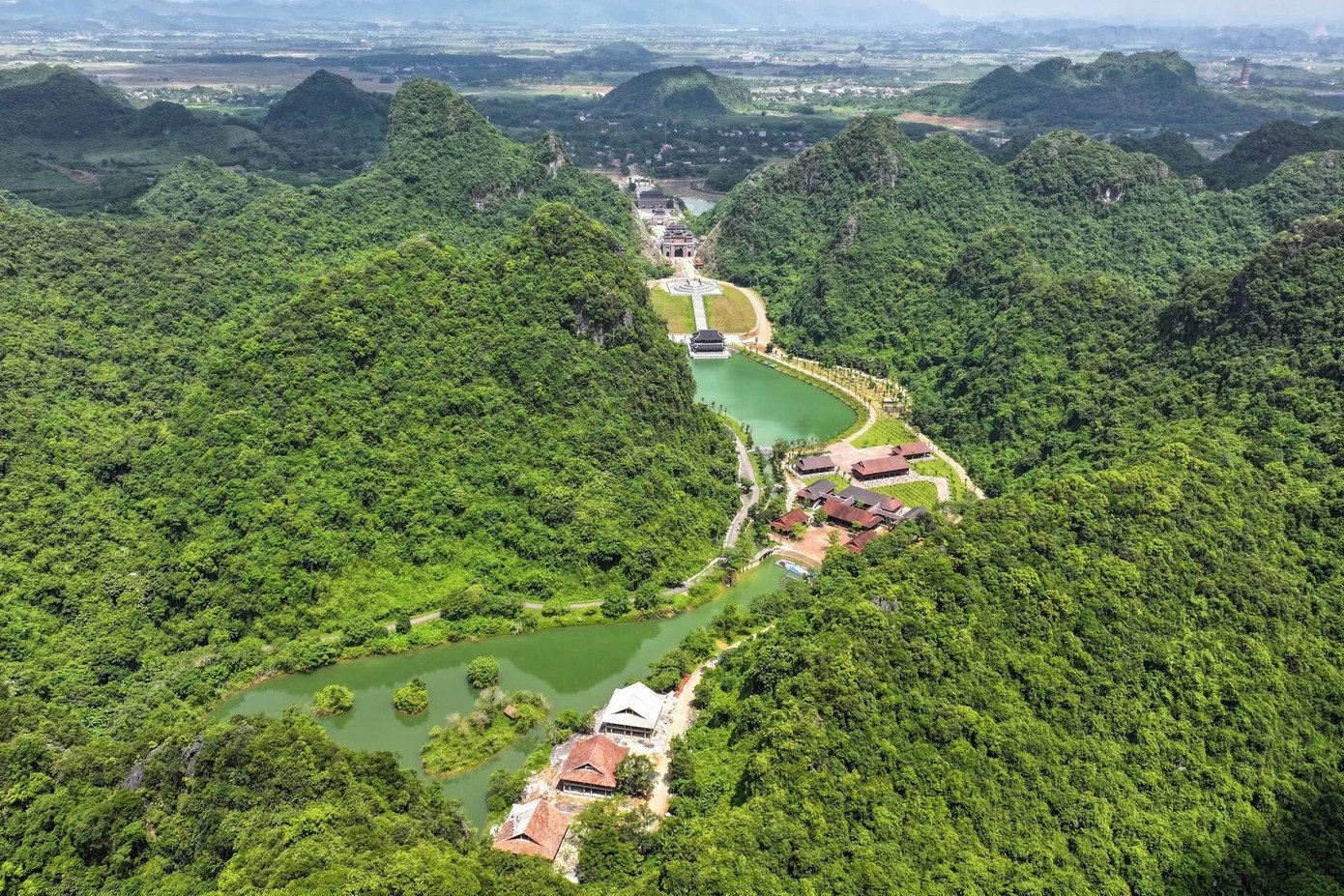 Ninh Bình: Vừa khai trương đầu năm, Thung Ui đã trở thành điểm du Xuân cực hot - 1