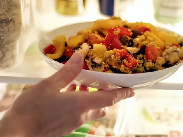 Đồ ăn thừa gây ung thư?: Sự thật không nằm ở hai chữ 'qua đêm' mà là 4 'sát thủ' giấu mặt này