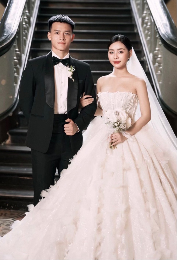 Thanh Nhàn là một trong những cầu thủ U23 Việt Nam lấy vợ sớm. Bạn đời của tiền đạo PVF-CAND là "hot girl" Nguyễn Thị Ngọc Lan, sinh năm 2004, hiện đang làm nghề kinh doanh online.