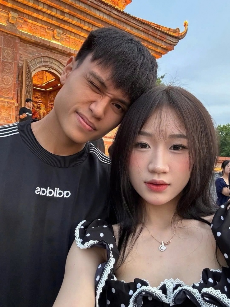 Cặp đôi thường chia sẻ khoảnh khắc bên nhau trên trang cá nhân.