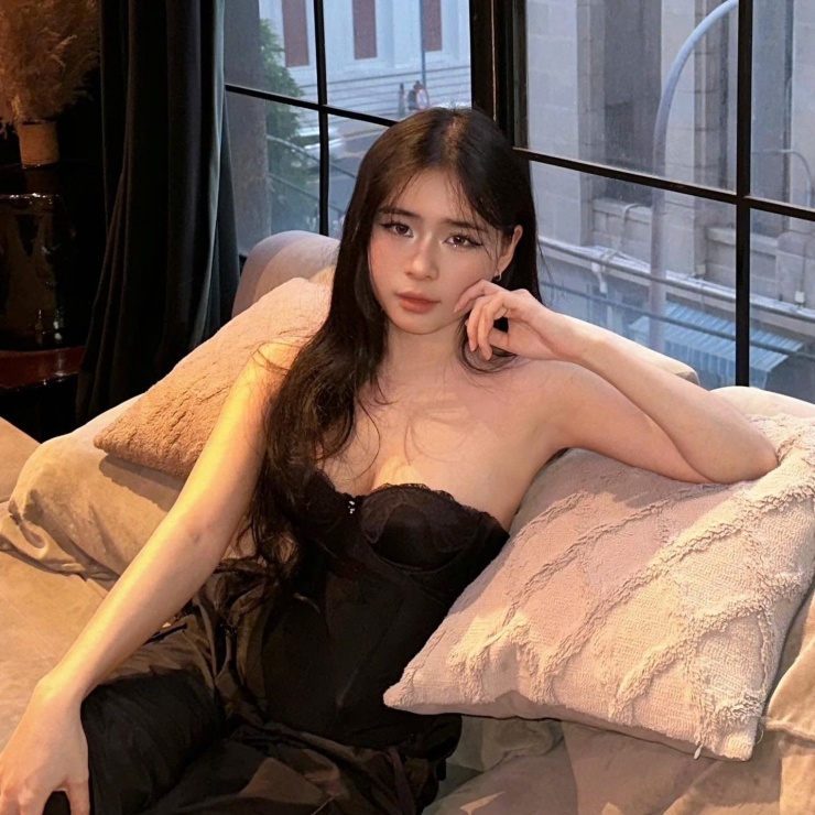 Cô nàng luôn là chỗ dựa giúp chồng yên tâm thi đấu, cống hiến cho bóng đá nước nhà. Cặp đôi hiện có một bé trai rất kháu khỉnh.