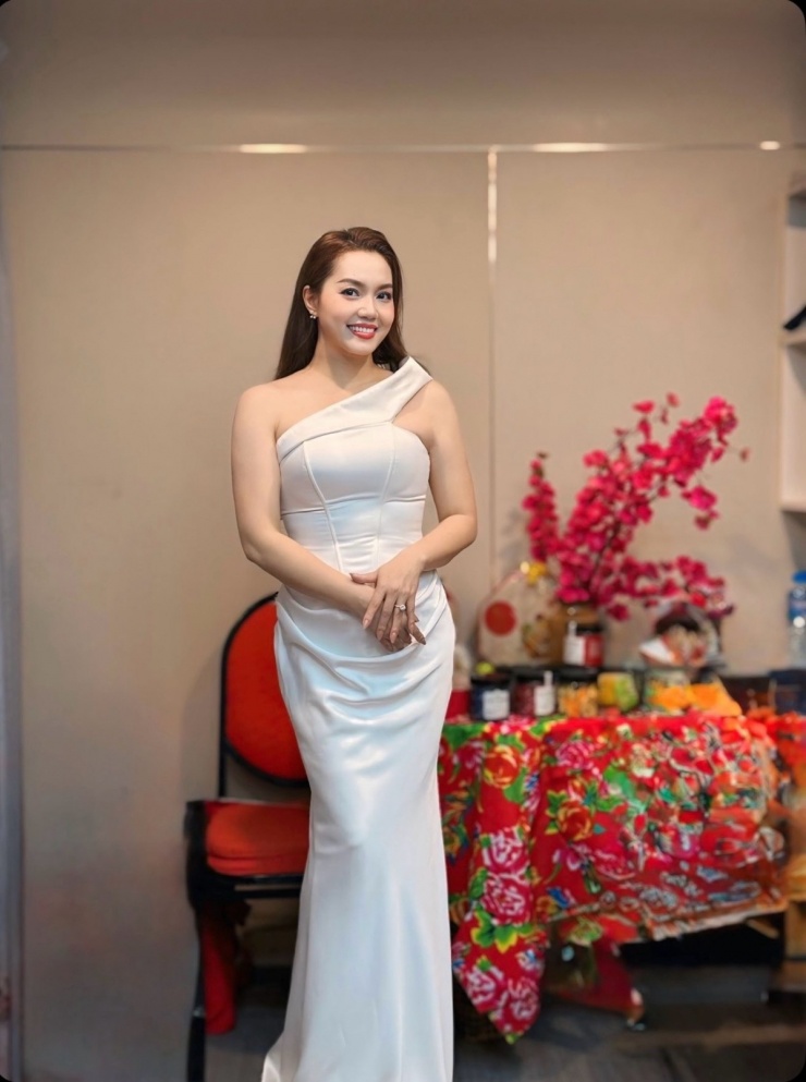 Ảnh sao 21/2: Midu theo chồng thiếu gia về quê chúc Tết - 6