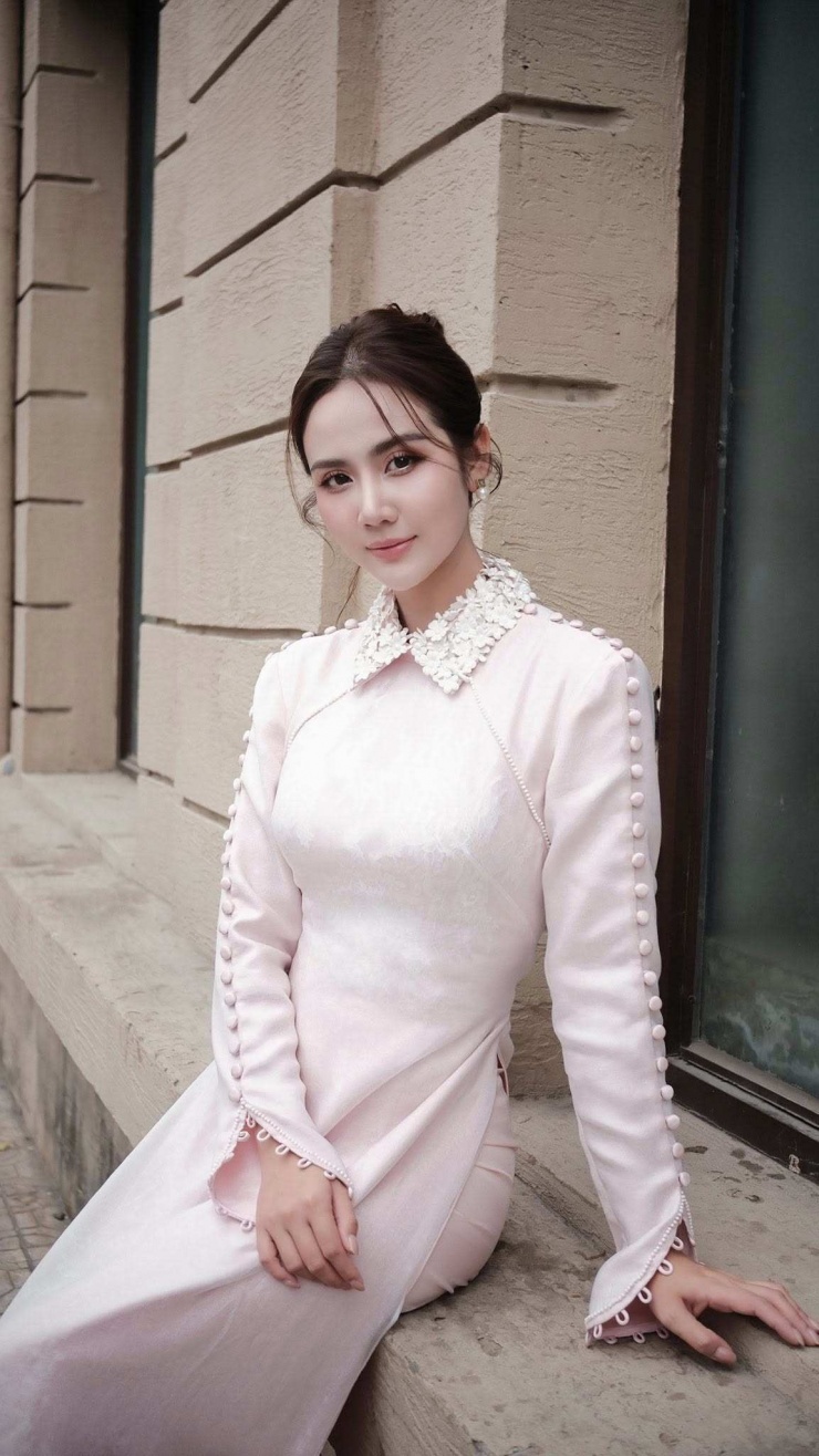 Diện áo dài hồng pastel như Huyền Lizzie - 1