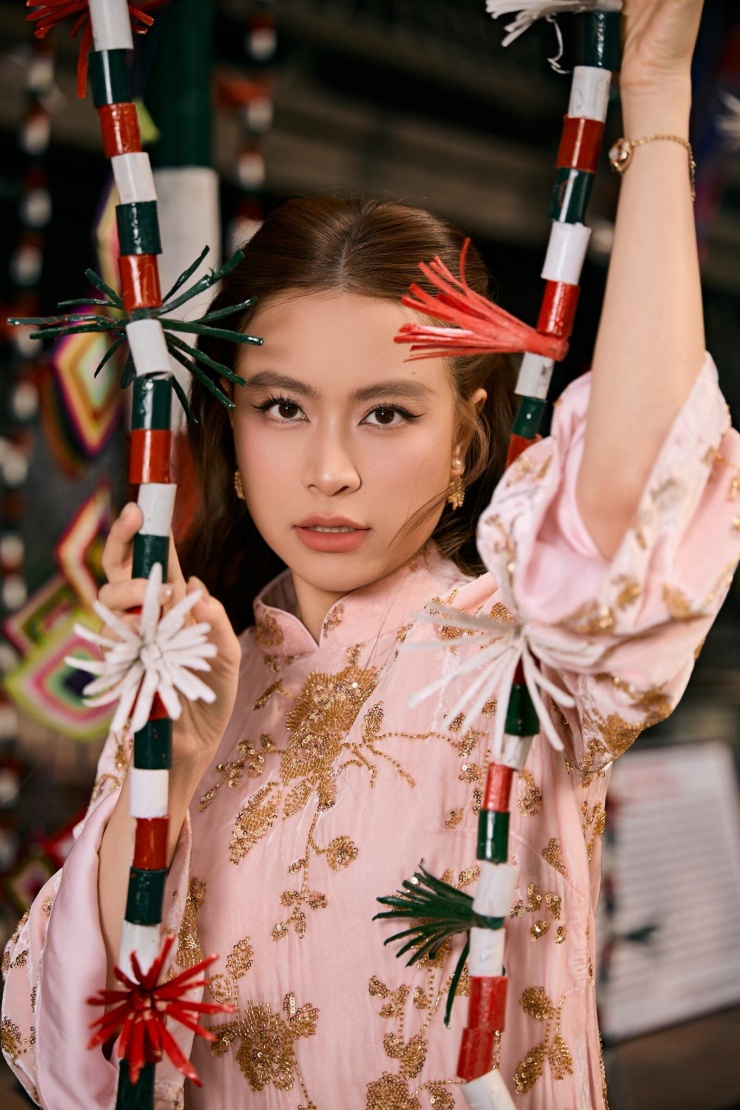 Hoàng Thùy Linh gây chú ý với áo dài kim sa trong dịp Tết 2026 - 1