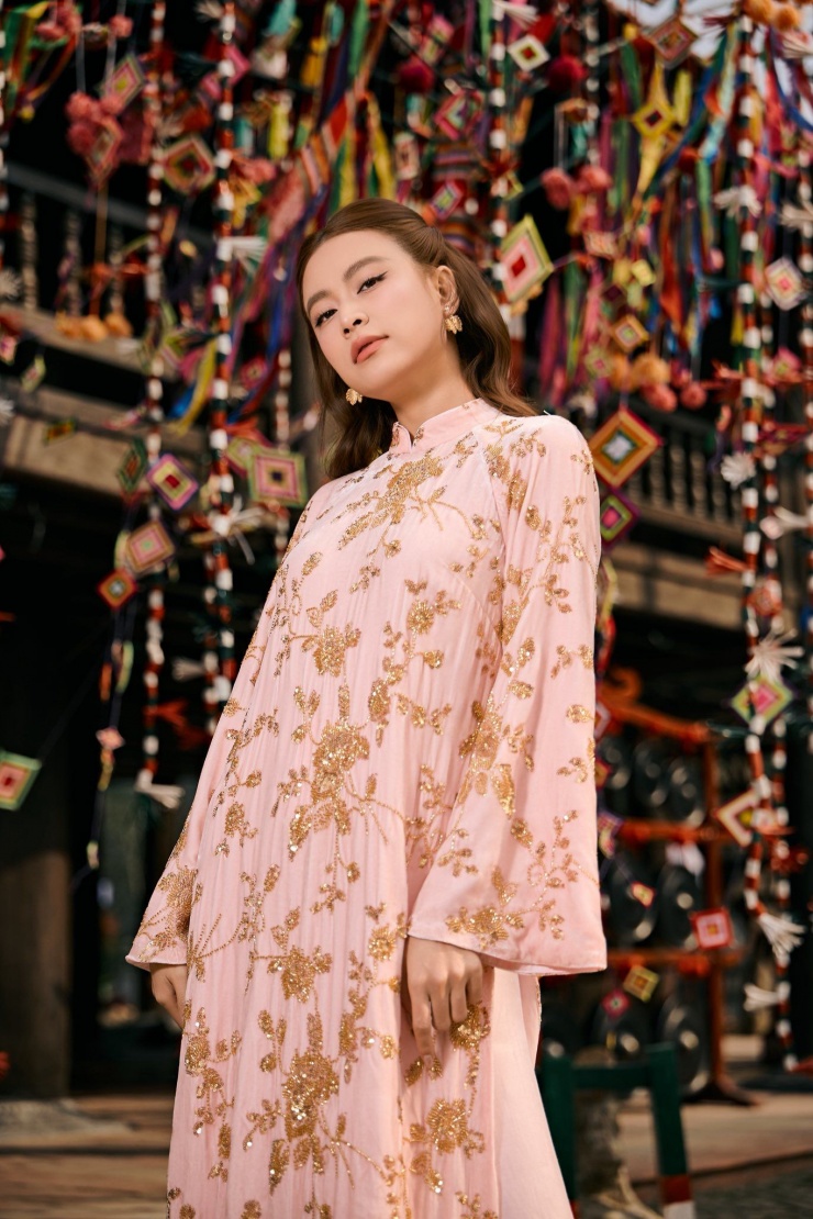 Hoàng Thùy Linh gây chú ý với áo dài kim sa trong dịp Tết 2026 - 2