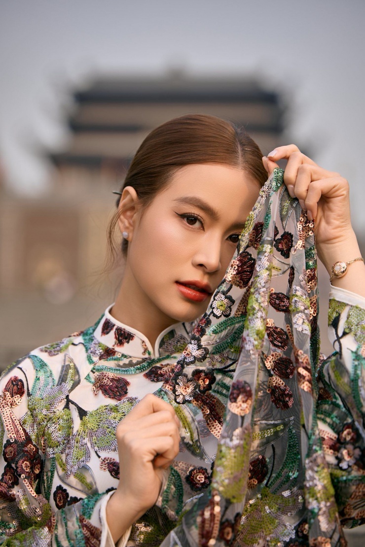 Hoàng Thùy Linh gây chú ý với áo dài kim sa trong dịp Tết 2026 - 5