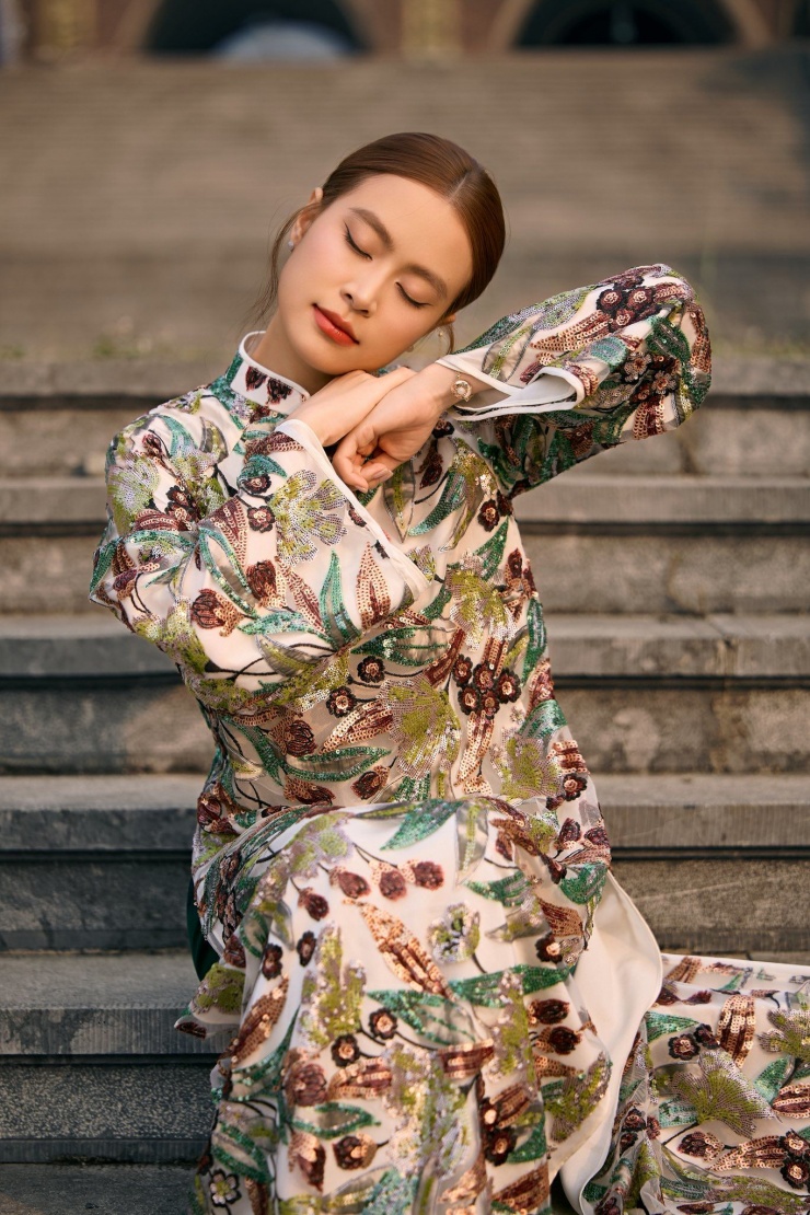 Hoàng Thùy Linh gây chú ý với áo dài kim sa trong dịp Tết 2026 - 6