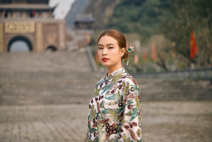 Hoàng Thùy Linh gây chú ý với áo dài kim sa trong dịp Tết 2026 - 7