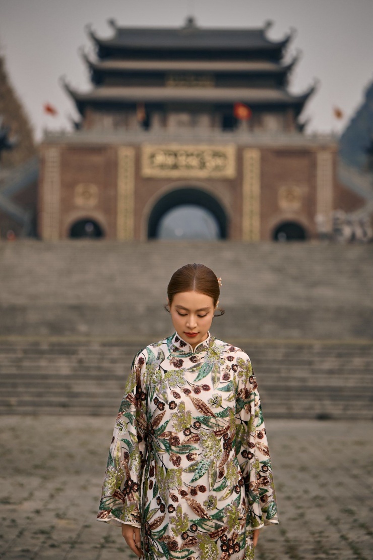 Hoàng Thùy Linh gây chú ý với áo dài kim sa trong dịp Tết 2026 - 8