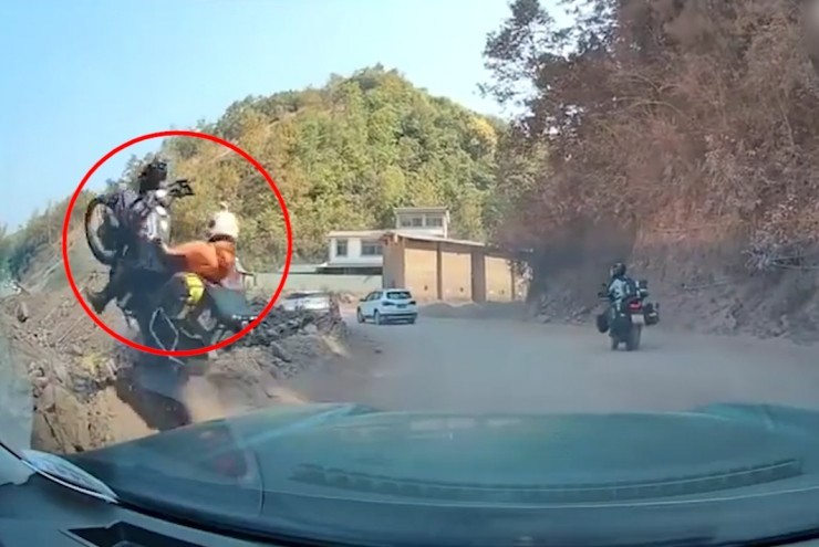 Clip: Vào cua mất lái, nữ biker bay cả người lẫn xe xuống hố sâu