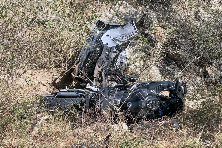 Hai phương tiện bị hư hỏng sau tai nạn.