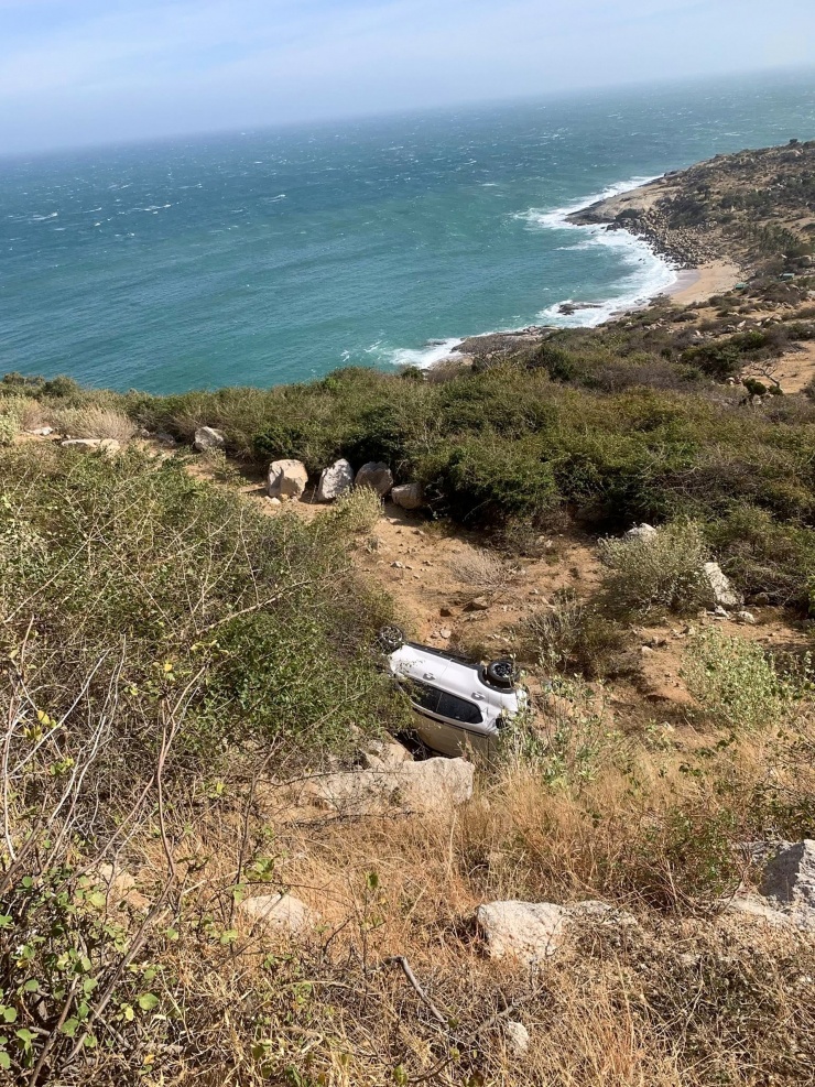 Hiện trường ô tô rơi xuống vực ở Khánh Hòa. Ảnh: Nghĩa Phạm