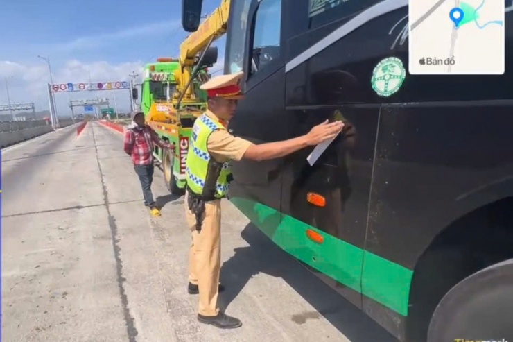 Lực lượng CSGT niêm phong ô tô khách vi phạm. Ảnh: A.X