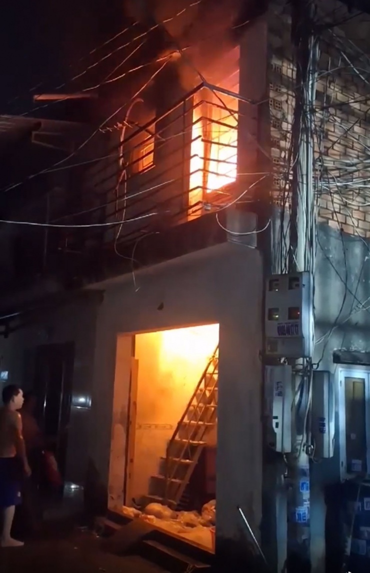 Ngọn lửa bùng phát dữ dội