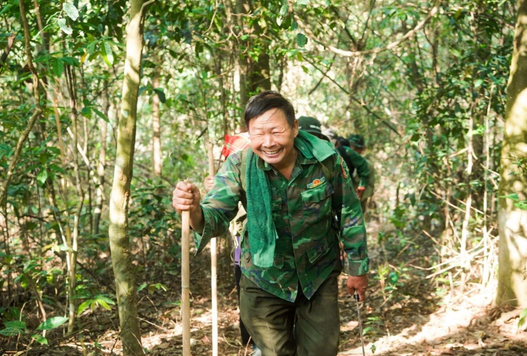 Ông Thụy vẫn phăm phăm băng qua những con dốc cheo leo, suối sâu và rừng nứa dày đặc, vừa để thăm những cây chè cổ thụ.