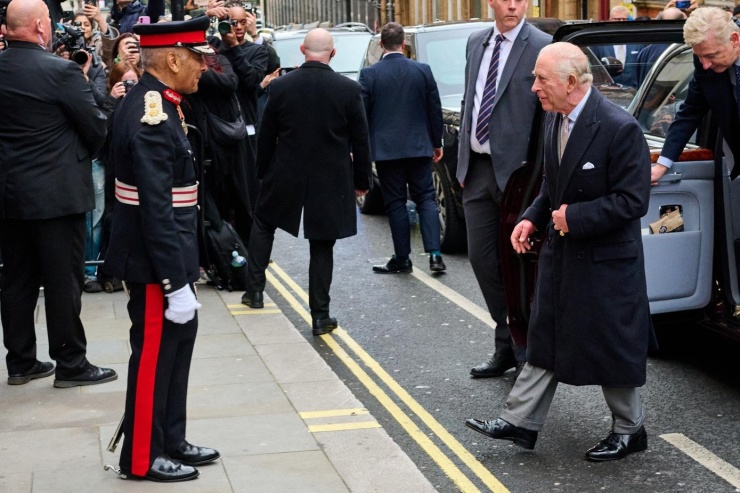 Vua Charles đi xem show thời trang. Ảnh: GC