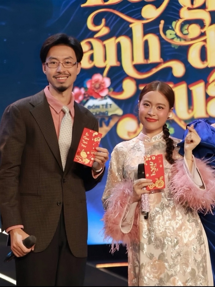 Đen Vâu và Hoàng Thùy Linh cùng tham gia chương trình đón năm mới 2026.