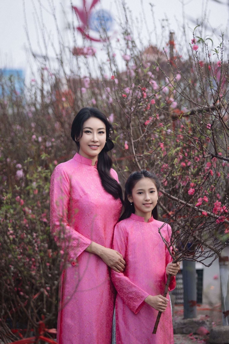 Hà Kiều Anh bên con gái Vivian. (Ảnh: FBNV)