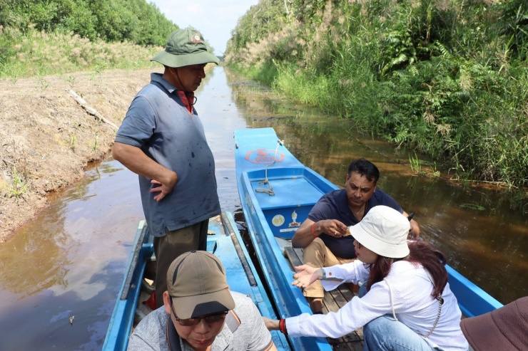 Đứng quan sát trong cảm giác vừa hồi hộp vừa thích thú, chị Nguyễn Ngọc Vân (tới từ Hà Nội) cho biết, vợ chồng chị đã đi du lịch nhiều nơi trong và ngoài nước nhưng đây lần đầu đến Cà Mau.