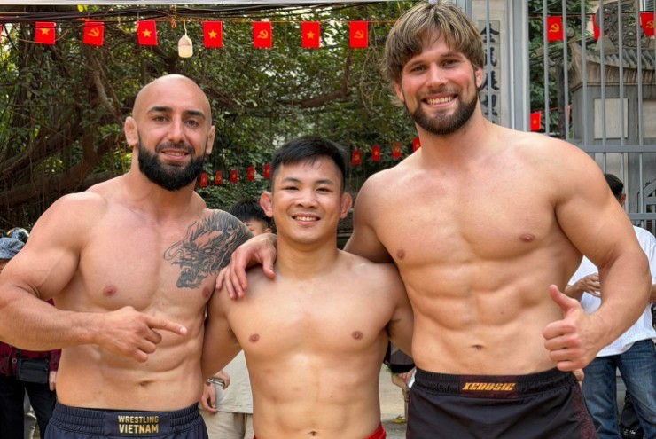 "Quỷ lùn" Hồng Sơn và "Thần sấm" Zakhar quần thảo các sới vật hội làng 2026