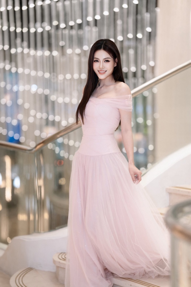 Diễn viên Thanh Hương sinh năm 1988 tại Hải Dương. Trước khi bén duyên với diễn xuất, cô từng tham gia cuộc thi Hoa hậu Hải Dương và đoạt danh hiệu Á hậu 2 khi chỉ mới 17 tuổi. Tốt nghiệp Trường Cao đẳng Nghệ thuật Hà Nội, Thanh Hương đầu quân cho Nhà hát Kịch Hà Nội, sau đó cô tiếp tục học lên đại học. Sau vai diễn đầu tay trong bộ phim Hậu họa, Thanh Hương xuất hiện trong nhiều dự án như Những cánh hoa trước gió, Zippo, mù tạt và em, Đường lên Điện Biên... 