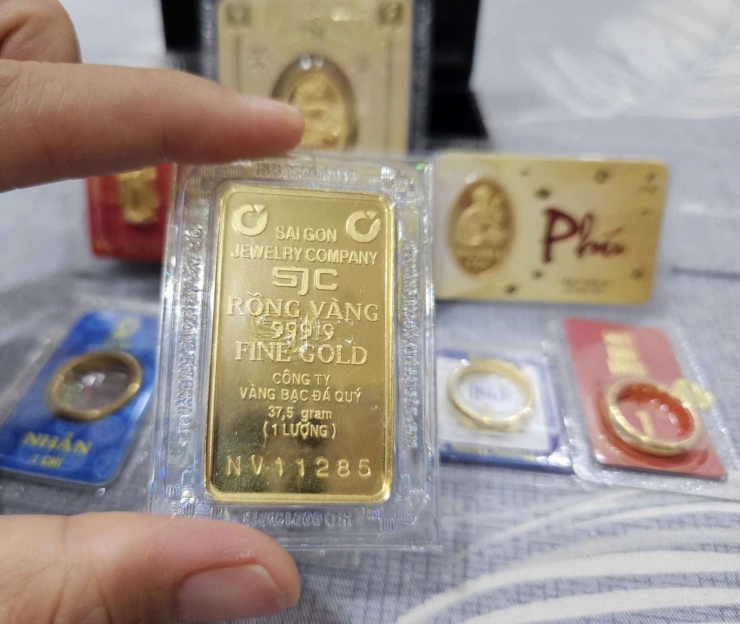 Giá vàng hôm nay 21/2 ghi nhận vàng SJC và nhẫn đồng loạt tăng mạnh.