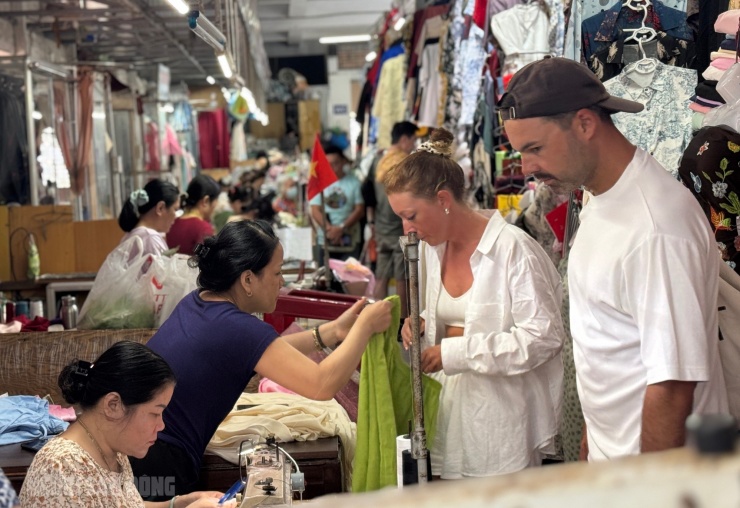 Khách Tây may áo dài tại quầy may đo ở chợ Hàn
