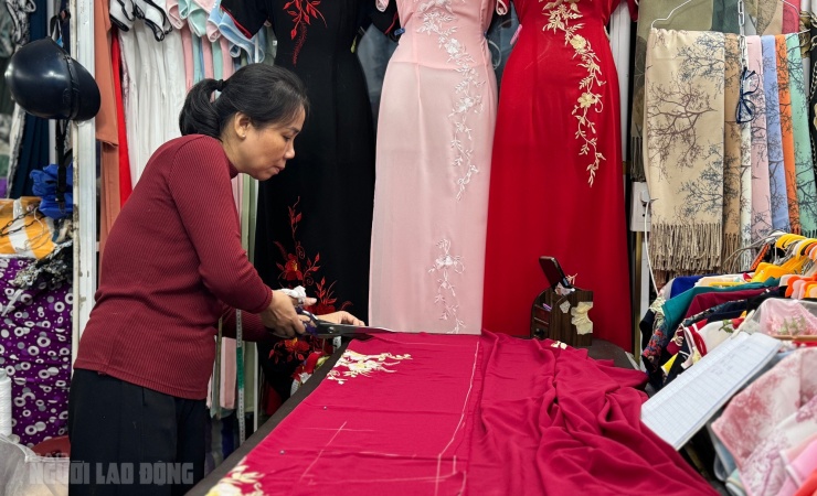 Tiền công may một bộ áo dài lấy liền chỉ khoảng 300.000 đồng