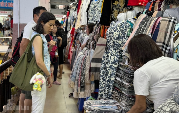 Khách có thể chọn vải ngay trong chợ