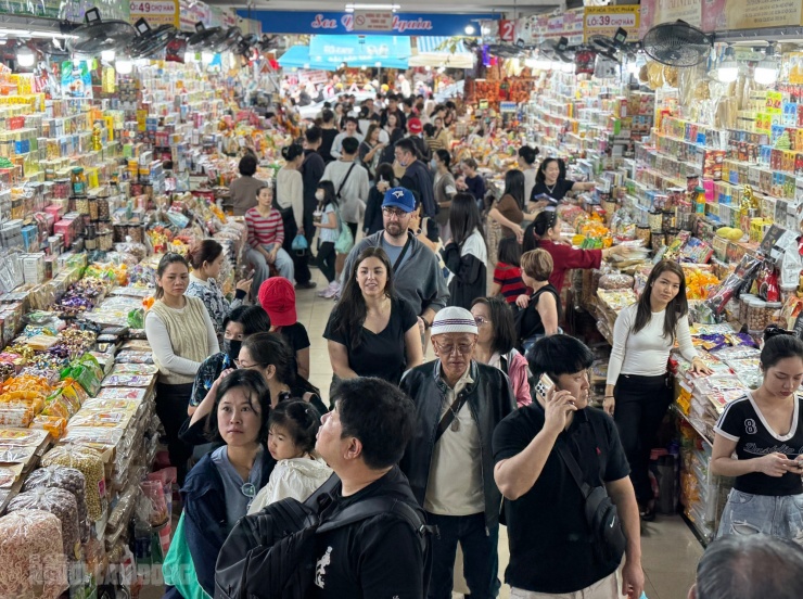 99% người đến chợ là khách quốc tế