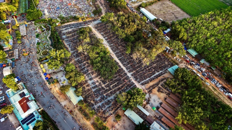 Biển người đổ về núi Bà Đen hành hương dịp đầu năm - 1