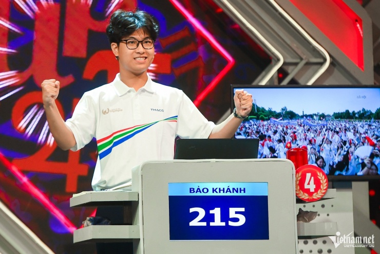 Trần Bùi Bảo Khánh - Quán quân Đường lên đỉnh Olympia năm thứ 25, hiện là học sinh lớp 12 Sinh của Trường THPT Chuyên Hà Nội - Amsterdam (Hà Nội).&nbsp;