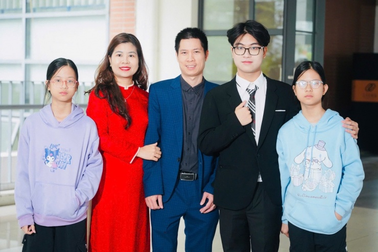 Bảo Khánh cùng bố mẹ và 2 em gái.&nbsp;