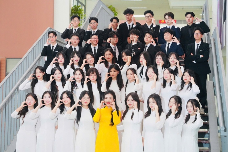 Trần Bùi Bảo Khánh cùng tập thể lớp 12 Sinh của Trường THPT Chuyên Hà Nội - Amsterdam.&nbsp;