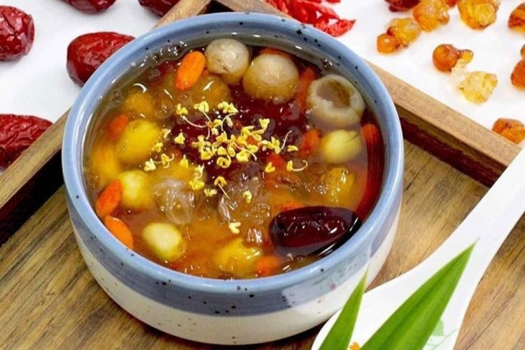 Tận dụng mứt sen để nấu thành món chè dưỡng nhan.