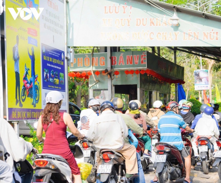 Lực lượng chức năng làm việc liên tục để điều tiết giao thông, tránh ùn tắc kéo dài. Nhờ sự chuẩn bị chu đáo, dù lượng khách tăng cao nhưng việc di chuyển vẫn diễn ra ổn định.