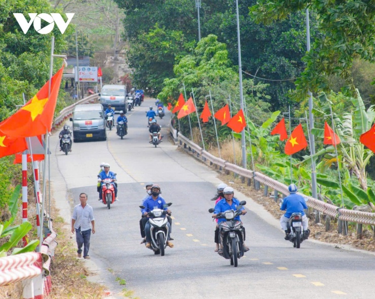 Nhiều du khách lựa chọn xe trung chuyển hoặc xe ôm địa phương để tiếp tục hành trình lên đỉnh núi. Những chuyến xe nối nhau đưa dòng người vượt qua cung đường quanh co giữa thiên nhiên xanh thẳm.