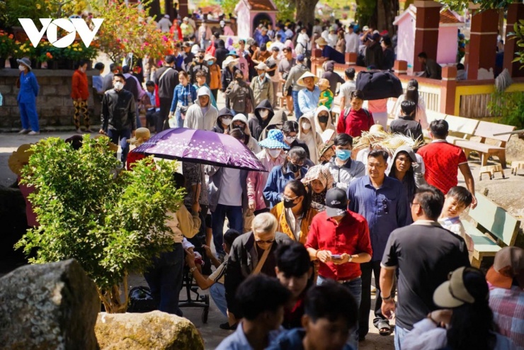 Khu vực Hồ Thủy Liêm và Chùa Phật Lớn là nơi tập trung đông đảo người dân, du khách. Mọi người dừng chân vãn cảnh, tận hưởng không khí thanh tịnh giữa núi rừng.